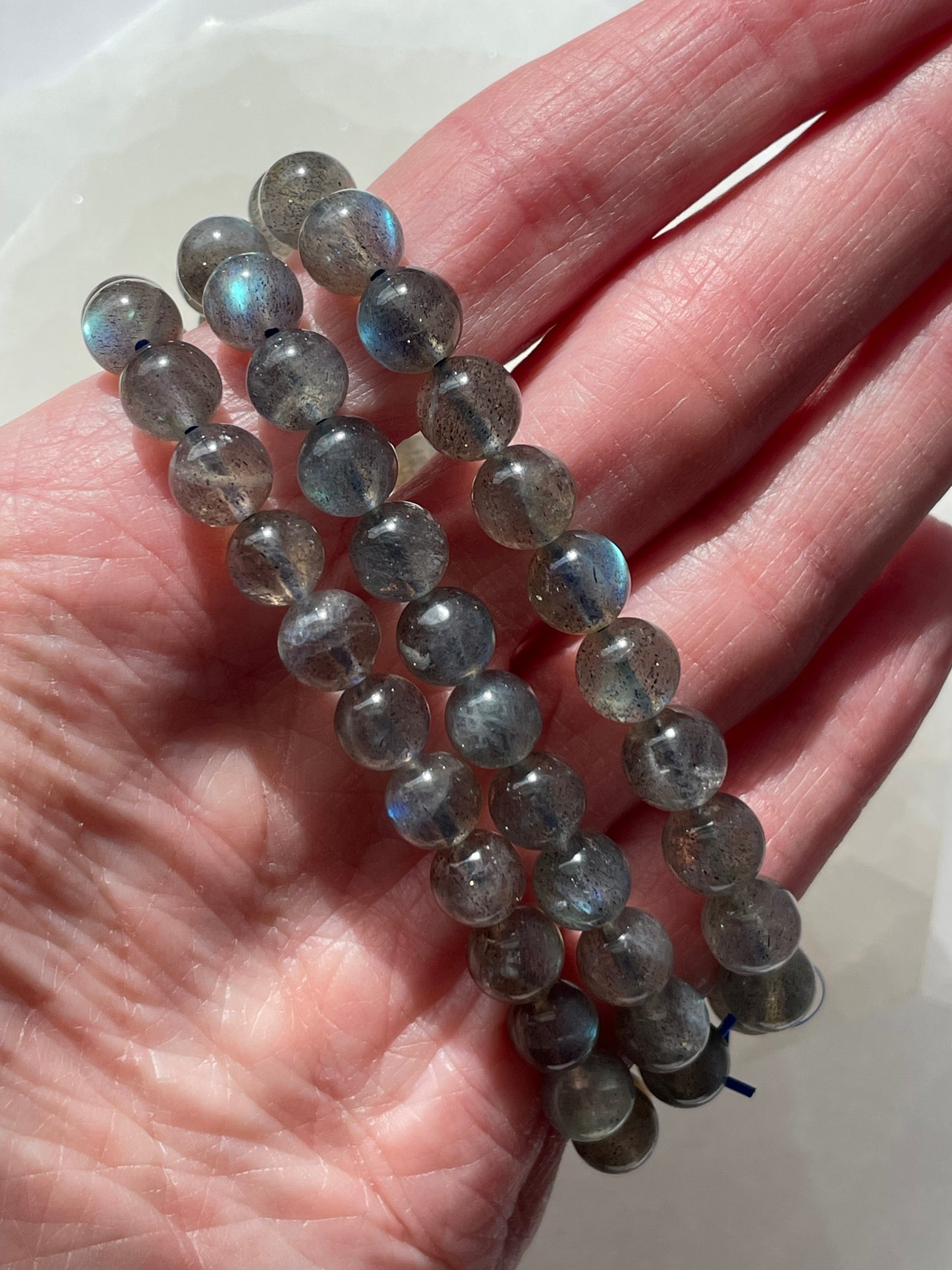 Labradorite round bead bracelet on a girl’s root.